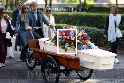Blaricum 15 oktober 2024
Begrafenis Hans v Hemert in de kerk van Blaricum. familie Hans v Hemert achter de kist die op een bakfiets ligt.