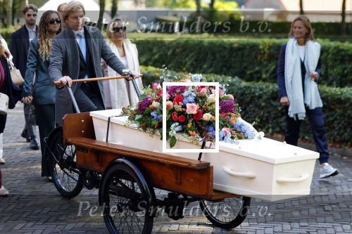 Blaricum 15 oktober 2024
Begrafenis Hans v Hemert in de kerk van Blaricum. familie Hans v Hemert achter de kist die op een bakfiets ligt.