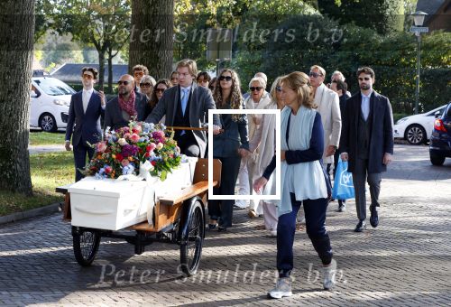 Blaricum 15 oktober 2024
Begrafenis Hans v Hemert in de kerk van Blaricum. familie Hans v Hemert achter de kist die op een bakfiets ligt.