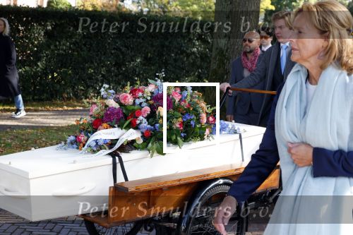 Blaricum 15 oktober 2024
Begrafenis Hans v Hemert in de kerk van Blaricum. familie Hans v Hemert achter de kist die op een bakfiets ligt.