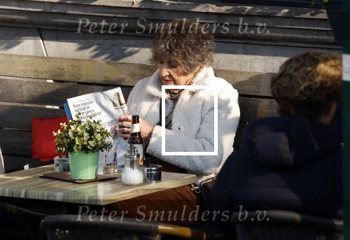 Amsterdam 3 oktober 2024
Hedy d Ancona geniet van het zonnetje op terras in Amsterdam .
