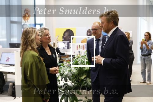 Amsterdam 10 oktober 2024
Koning Willem Alexander opent het HQ van DPG Media / Mediavaert . Aanwezig namend de GPD Christian v Thillo ( Executive Chairman van DPG Media ) en Erik Roddenhof (CEO DPG Media ). Helene v Santen Joyce Nieuwenhuijs en Koning Willem Alexander