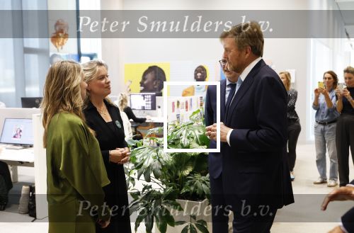 Amsterdam 10 oktober 2024
Koning Willem Alexander opent het HQ van DPG Media / Mediavaert . Aanwezig namend de GPD Christian v Thillo ( Executive Chairman van DPG Media ) en Erik Roddenhof (CEO DPG Media ). Helene v Santen Joyce Nieuwenhuijs en Koning Willem Alexander