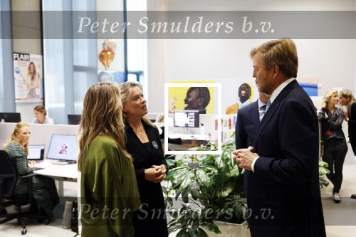 Amsterdam 10 oktober 2024
Koning Willem Alexander opent het HQ van DPG Media / Mediavaert . Aanwezig namend de GPD Christian v Thillo ( Executive Chairman van DPG Media ) en Erik Roddenhof (CEO DPG Media ). Helene v Santen Joyce Nieuwenhuijs en Koning Willem Alexander
