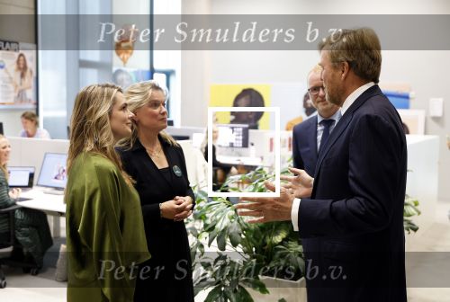 Amsterdam 10 oktober 2024
Koning Willem Alexander opent het HQ van DPG Media / Mediavaert . Aanwezig namend de GPD Christian v Thillo ( Executive Chairman van DPG Media ) en Erik Roddenhof (CEO DPG Media ). Helene v Santen Joyce Nieuwenhuijs en Koning Willem Alexander