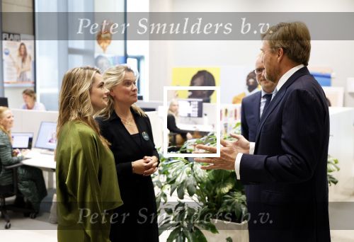 Amsterdam 10 oktober 2024
Koning Willem Alexander opent het HQ van DPG Media / Mediavaert . Aanwezig namend de GPD Christian v Thillo ( Executive Chairman van DPG Media ) en Erik Roddenhof (CEO DPG Media ). Helene v Santen Joyce Nieuwenhuijs en Koning Willem Alexander
