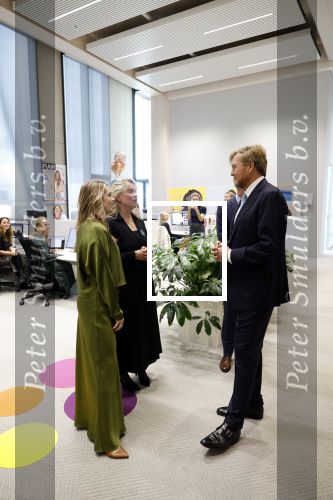 Amsterdam 10 oktober 2024
Koning Willem Alexander opent het HQ van DPG Media / Mediavaert . Aanwezig namend de GPD Christian v Thillo ( Executive Chairman van DPG Media ) en Erik Roddenhof (CEO DPG Media ). Helene v Santen Joyce Nieuwenhuijs en Koning Willem Alexander