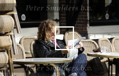 Amsterdam 8 oktober 2024
Henriette Tol leest krant op terras in centrum Amsterdam