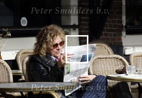 Amsterdam 8 oktober 2024
Henriette Tol leest krant op terras in centrum Amsterdam
