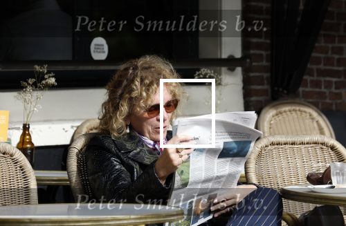 Amsterdam 8 oktober 2024
Henriette Tol leest krant op terras in centrum Amsterdam