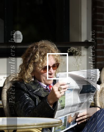 Amsterdam 8 oktober 2024
Henriette Tol leest krant op terras in centrum Amsterdam