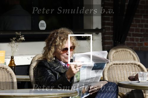 Amsterdam 8 oktober 2024
Henriette Tol leest krant op terras in centrum Amsterdam