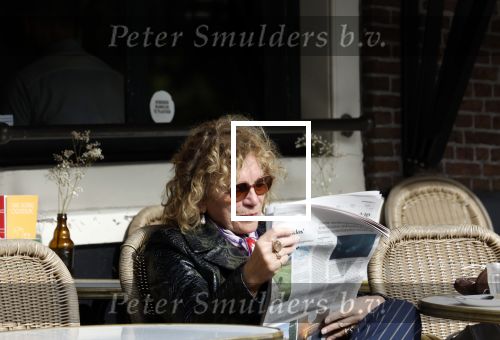 Amsterdam 8 oktober 2024
Henriette Tol leest krant op terras in centrum Amsterdam