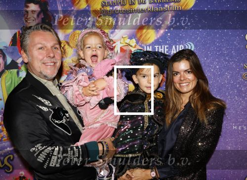 Amsterdam 19 oktober 2024
Premiere de grote Sinterklaasfilm in Tuschinski. Jan Dulles met zijn vrouw en kinderen