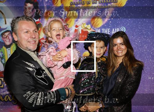 Amsterdam 19 oktober 2024
Premiere de grote Sinterklaasfilm in Tuschinski. Jan Dulles met zijn vrouw en kinderen