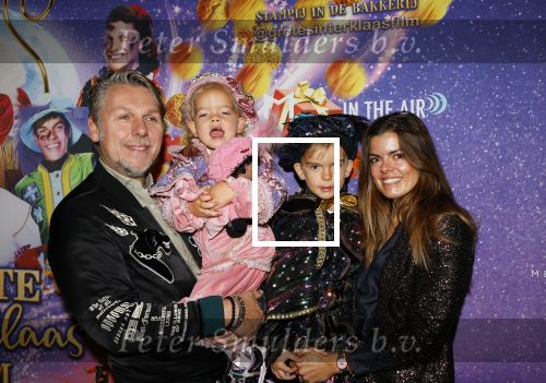 Amsterdam 19 oktober 2024
Premiere de grote Sinterklaasfilm in Tuschinski. Jan Dulles met zijn vrouw en kinderen