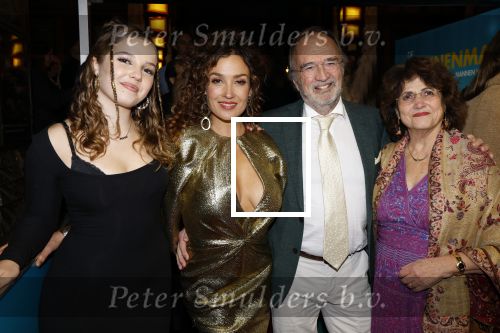 Amsterdam 14 oktober 2024
Premiere de Mannenmaker in Tuschinski met in de hoofdrollen oa Katja Schuurman Eva v d Wijdeven Leo Alkemade Georgina Verbaan Melissas Drost Huub Smit Yasmin Karssing en Rene Watzema . Katja Schuurman en dochter Sammie Romer en de ouders van Katja