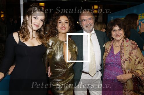 Amsterdam 14 oktober 2024
Premiere de Mannenmaker in Tuschinski met in de hoofdrollen oa Katja Schuurman Eva v d Wijdeven Leo Alkemade Georgina Verbaan Melissas Drost Huub Smit Yasmin Karssing en Rene Watzema . Katja Schuurman en dochter Sammie Romer en de ouders van Katja