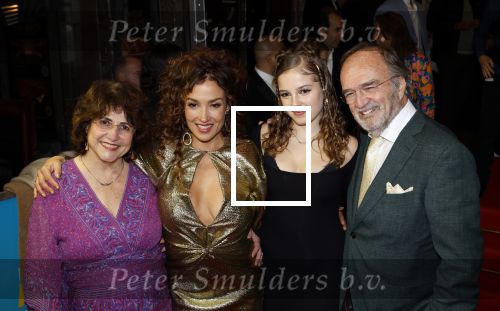 Amsterdam 14 oktober 2024
Premiere de Mannenmaker in Tuschinski met in de hoofdrollen oa Katja Schuurman Eva v d Wijdeven Leo Alkemade Georgina Verbaan Melissas Drost Huub Smit Yasmin Karssing en Rene Watzema . Katja Schuurman en dochter Sammie Romer en de ouders van Katja