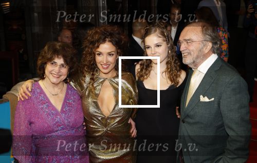 Amsterdam 14 oktober 2024
Premiere de Mannenmaker in Tuschinski met in de hoofdrollen oa Katja Schuurman Eva v d Wijdeven Leo Alkemade Georgina Verbaan Melissas Drost Huub Smit Yasmin Karssing en Rene Watzema . Katja Schuurman en dochter Sammie Romer en de ouders van Katja