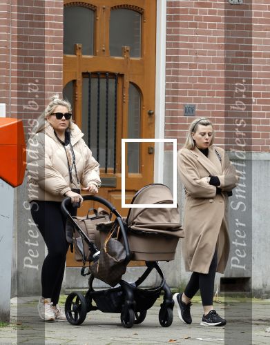 Amsterdam 12 oktober 2024
Kelly Heruer (achter kinderwagen) Steffy Heruer en Mandy Heruer in Amsterdam zuid
