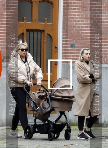 Amsterdam 12 oktober 2024
Kelly Heruer (achter kinderwagen) Steffy Heruer en Mandy Heruer in Amsterdam zuid
