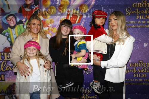 Amsterdam 19 oktober 2024
Premiere de grote Sinterklaasfilm in Tuschinski. Kelly Heruer met zoontje en vrienden