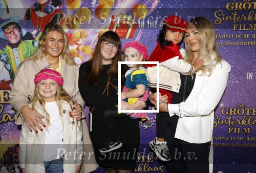 Amsterdam 19 oktober 2024
Premiere de grote Sinterklaasfilm in Tuschinski. Kelly Heruer met zoontje en vrienden