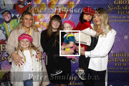 Amsterdam 19 oktober 2024
Premiere de grote Sinterklaasfilm in Tuschinski. Kelly Heruer met zoontje en vrienden