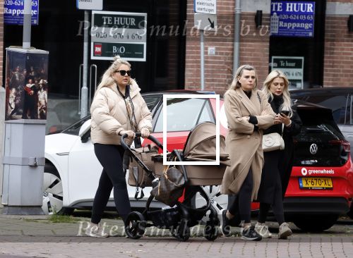 Amsterdam 12 oktober 2024
Kelly Heruer (achter kinderwagen) Steffy Heruer en Mandy Heruer in Amsterdam zuid