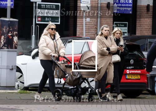 Amsterdam 12 oktober 2024
Kelly Heruer (achter kinderwagen) Steffy Heruer en Mandy Heruer in Amsterdam zuid