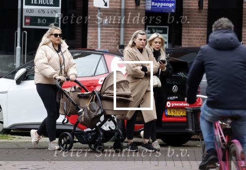 Amsterdam 12 oktober 2024
Kelly Heruer (achter kinderwagen) Steffy Heruer en Mandy Heruer in Amsterdam zuid