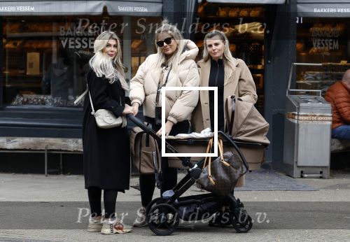 Amsterdam 12 oktober 2024
Kelly Heruer (achter kinderwagen) Steffy Heruer en Mandy Heruer in Amsterdam zuid