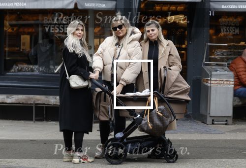 Amsterdam 12 oktober 2024
Kelly Heruer (achter kinderwagen) Steffy Heruer en Mandy Heruer in Amsterdam zuid