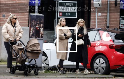Amsterdam 12 oktober 2024
Kelly Heruer (achter kinderwagen) Steffy Heruer en Mandy Heruer in Amsterdam zuid
