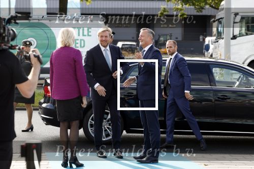 Amsterdam 10 oktober 2024
Koning Willem Alexander opent het HQ van DPG Media / Mediavaert . Aanwezig namend de GPD Christian v Thillo ( Executive Chairman van DPG Media ) en Erik Roddenhof (CEO DPG Media ).