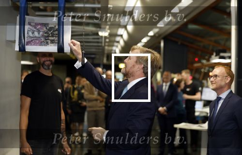 Amsterdam 10 oktober 2024
Koning Willem Alexander opent het HQ van DPG Media / Mediavaert . Aanwezig namend de GPD Christian v Thillo ( Executive Chairman van DPG Media ) en Erik Roddenhof (CEO DPG Media ).