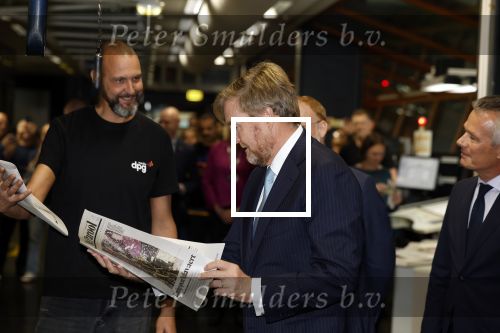 Amsterdam 10 oktober 2024
Koning Willem Alexander opent het HQ van DPG Media / Mediavaert . Aanwezig namend de GPD Christian v Thillo ( Executive Chairman van DPG Media ) en Erik Roddenhof (CEO DPG Media ).
