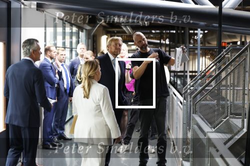 Amsterdam 10 oktober 2024
Koning Willem Alexander opent het HQ van DPG Media / Mediavaert . Aanwezig namend de GPD Christian v Thillo ( Executive Chairman van DPG Media ) en Erik Roddenhof (CEO DPG Media ).