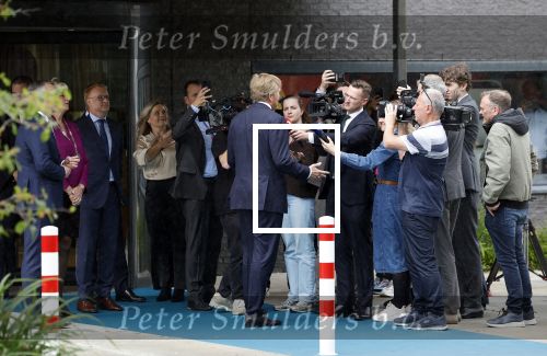 Amsterdam 10 oktober 2024
Koning Willem Alexander opent het HQ van DPG Media / Mediavaert . Aanwezig namend de GPD Christian v Thillo ( Executive Chairman van DPG Media ) en Erik Roddenhof (CEO DPG Media ).