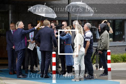 Amsterdam 10 oktober 2024
Koning Willem Alexander opent het HQ van DPG Media / Mediavaert . Aanwezig namend de GPD Christian v Thillo ( Executive Chairman van DPG Media ) en Erik Roddenhof (CEO DPG Media ).