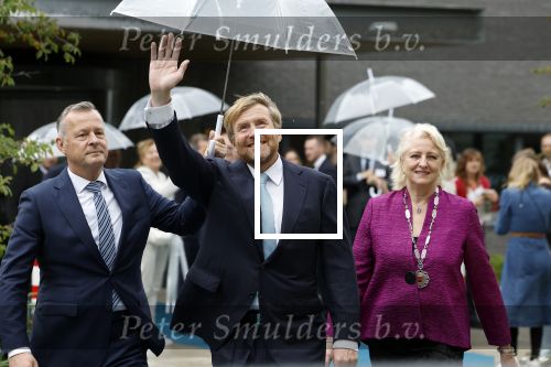 Amsterdam 10 oktober 2024
Koning Willem Alexander opent het HQ van DPG Media / Mediavaert . Aanwezig namend de GPD Christian v Thillo ( Executive Chairman van DPG Media ) en Erik Roddenhof (CEO DPG Media ).