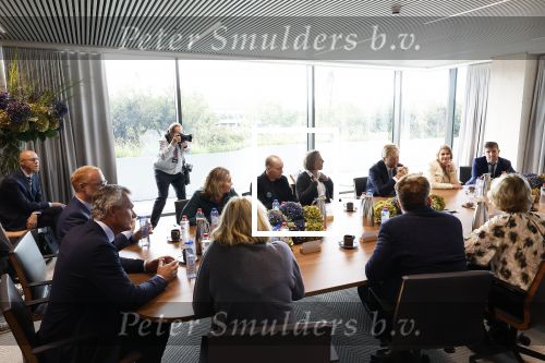 Amsterdam 10 oktober 2024
Koning Willem Alexander opent het HQ van DPG Media / Mediavaert . Aanwezig namend de GPD Christian v Thillo ( Executive Chairman van DPG Media ) en Erik Roddenhof (CEO DPG Media ).