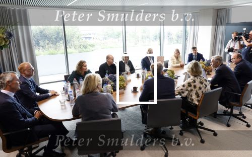 Amsterdam 10 oktober 2024
Koning Willem Alexander opent het HQ van DPG Media / Mediavaert . Aanwezig namend de GPD Christian v Thillo ( Executive Chairman van DPG Media ) en Erik Roddenhof (CEO DPG Media ).