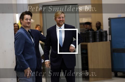 Amsterdam 10 oktober 2024
Koning Willem Alexander opent het HQ van DPG Media / Mediavaert . Aanwezig namend de GPD Christian v Thillo ( Executive Chairman van DPG Media ) en Erik Roddenhof (CEO DPG Media ). Koning Willem Alexander bezoekt ook Donald Duck en spreekt daar Ferdi Felderhof