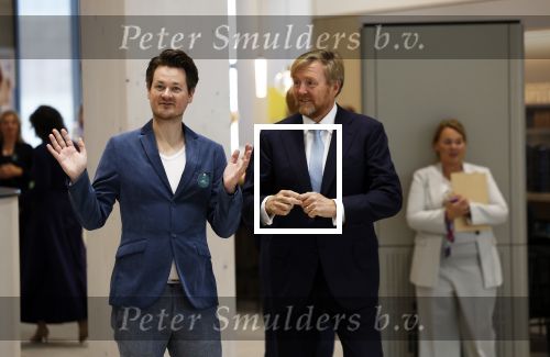 Amsterdam 10 oktober 2024
Koning Willem Alexander opent het HQ van DPG Media / Mediavaert . Aanwezig namend de GPD Christian v Thillo ( Executive Chairman van DPG Media ) en Erik Roddenhof (CEO DPG Media ). Koning Willem Alexander bezoekt ook Donald Duck en spreekt daar Ferdi Felderhof