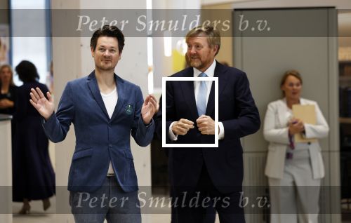 Amsterdam 10 oktober 2024
Koning Willem Alexander opent het HQ van DPG Media / Mediavaert . Aanwezig namend de GPD Christian v Thillo ( Executive Chairman van DPG Media ) en Erik Roddenhof (CEO DPG Media ). Koning Willem Alexander bezoekt ook Donald Duck en spreekt daar Ferdi Felderhof