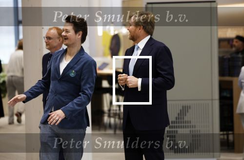 Amsterdam 10 oktober 2024
Koning Willem Alexander opent het HQ van DPG Media / Mediavaert . Aanwezig namend de GPD Christian v Thillo ( Executive Chairman van DPG Media ) en Erik Roddenhof (CEO DPG Media ). Koning Willem Alexander bezoekt ook Donald Duck en spreekt daar Ferdi Felderhof