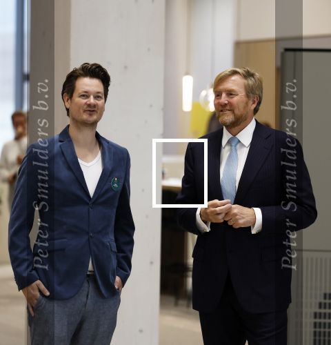 Amsterdam 10 oktober 2024
Koning Willem Alexander opent het HQ van DPG Media / Mediavaert . Aanwezig namend de GPD Christian v Thillo ( Executive Chairman van DPG Media ) en Erik Roddenhof (CEO DPG Media ). Koning Willem Alexander bezoekt ook Donald Duck en spreekt daar Ferdi Felderhof