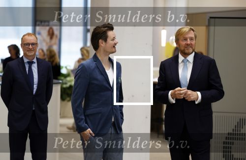 Amsterdam 10 oktober 2024
Koning Willem Alexander opent het HQ van DPG Media / Mediavaert . Aanwezig namend de GPD Christian v Thillo ( Executive Chairman van DPG Media ) en Erik Roddenhof (CEO DPG Media ). Koning Willem Alexander bezoekt ook Donald Duck en spreekt daar Ferdi Felderhof